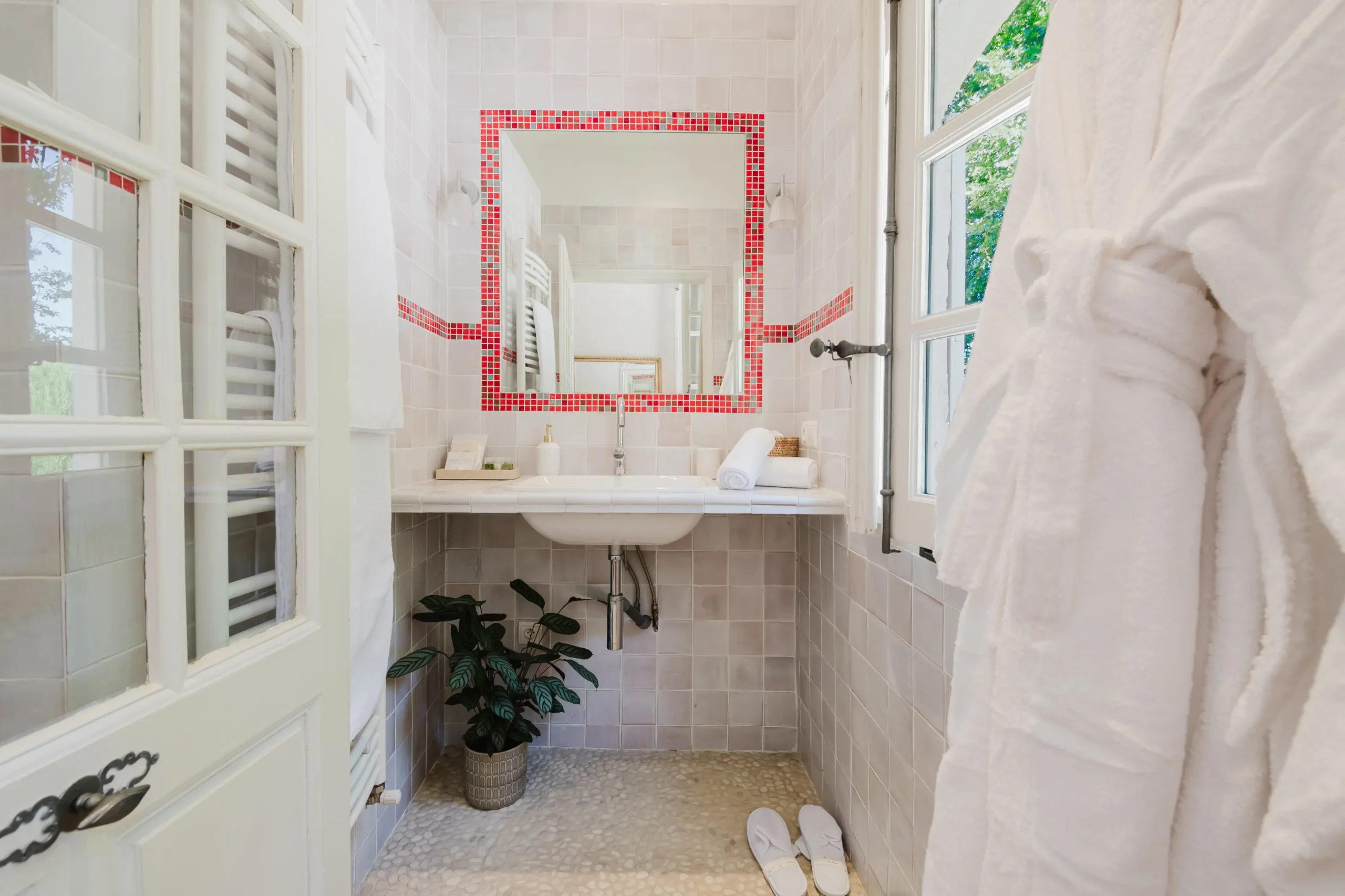 Chateau Saint Perret Bathroom Lily 4